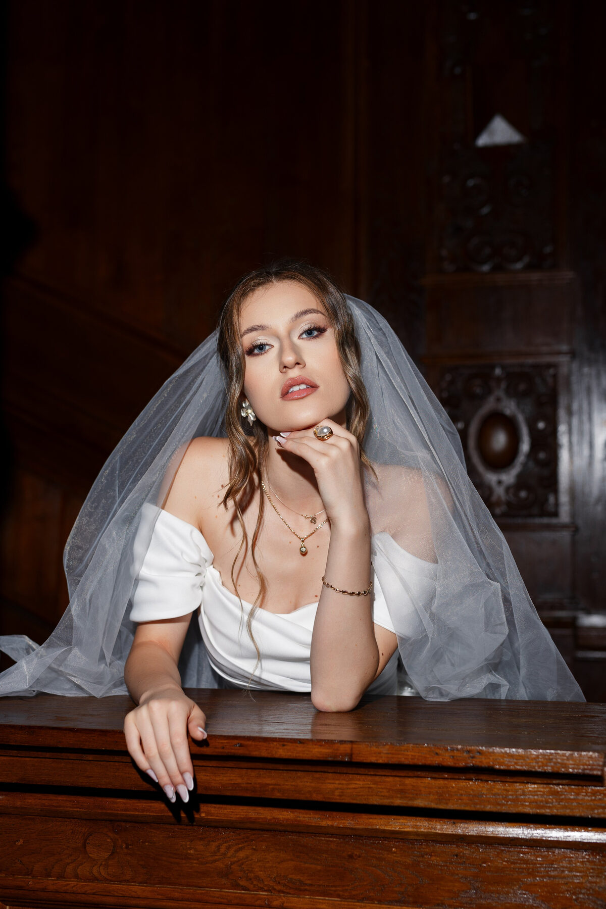 Mireasă în ușa unui salon cu candelabru, fotografie editorială de nuntă Cluj