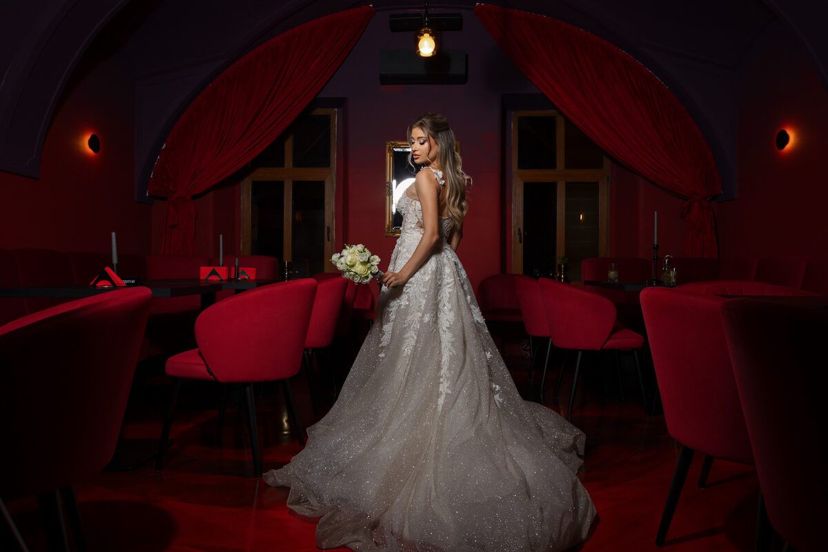 Editorial de mireasă în salon cu draperii roșii, Cluj (3)