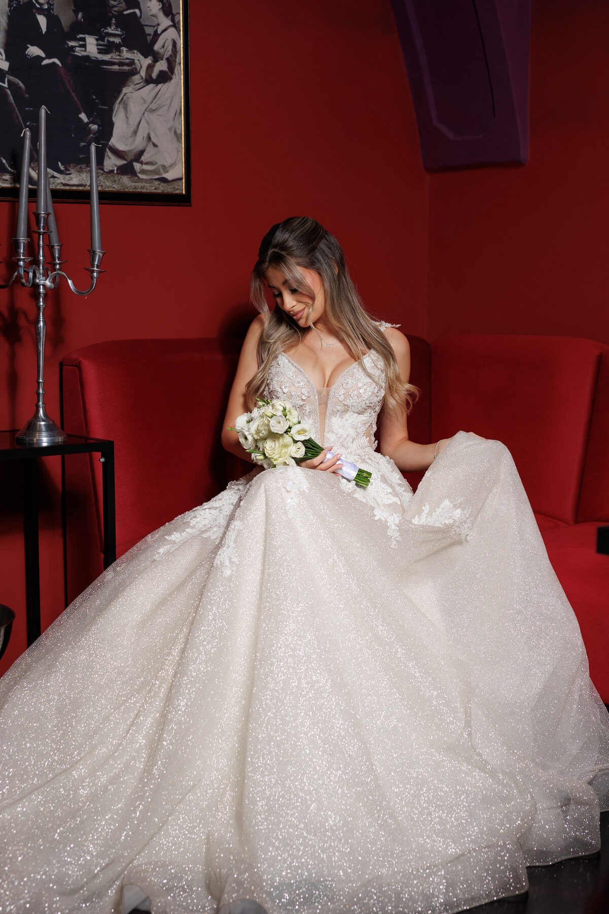Editorial de mireasă în salon cu draperii roșii, Cluj (14)