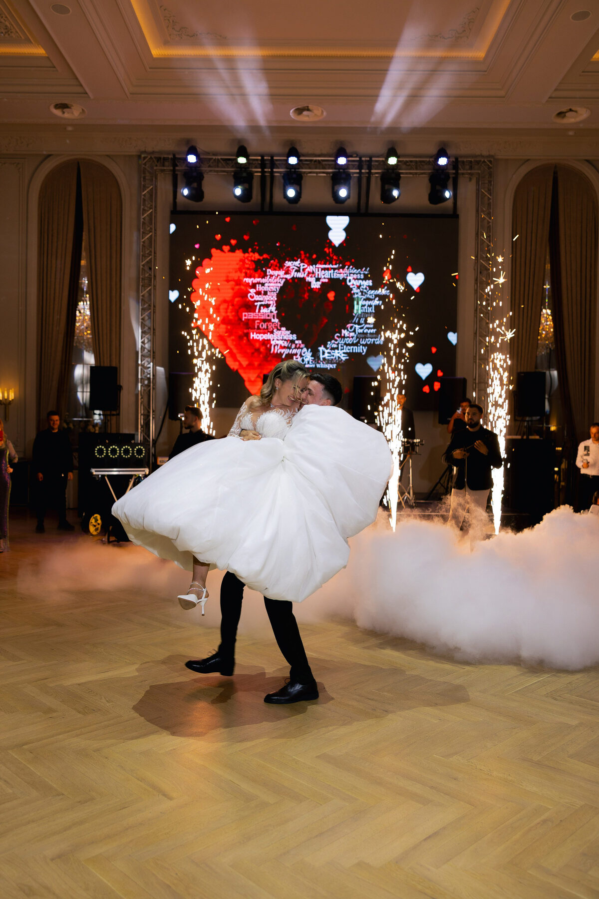 Nuntă la Opera Events Oradea, de la pregătiri până la artificii (11)