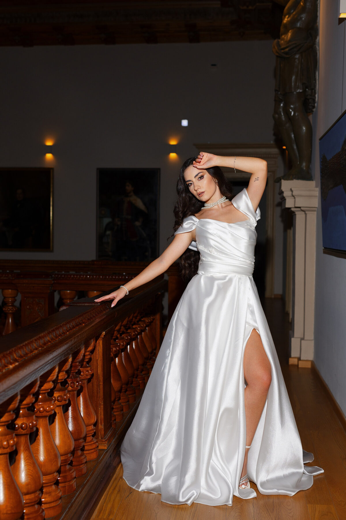 Editorial de mireasă la conac istoric, rochie de satin argintiu (2)