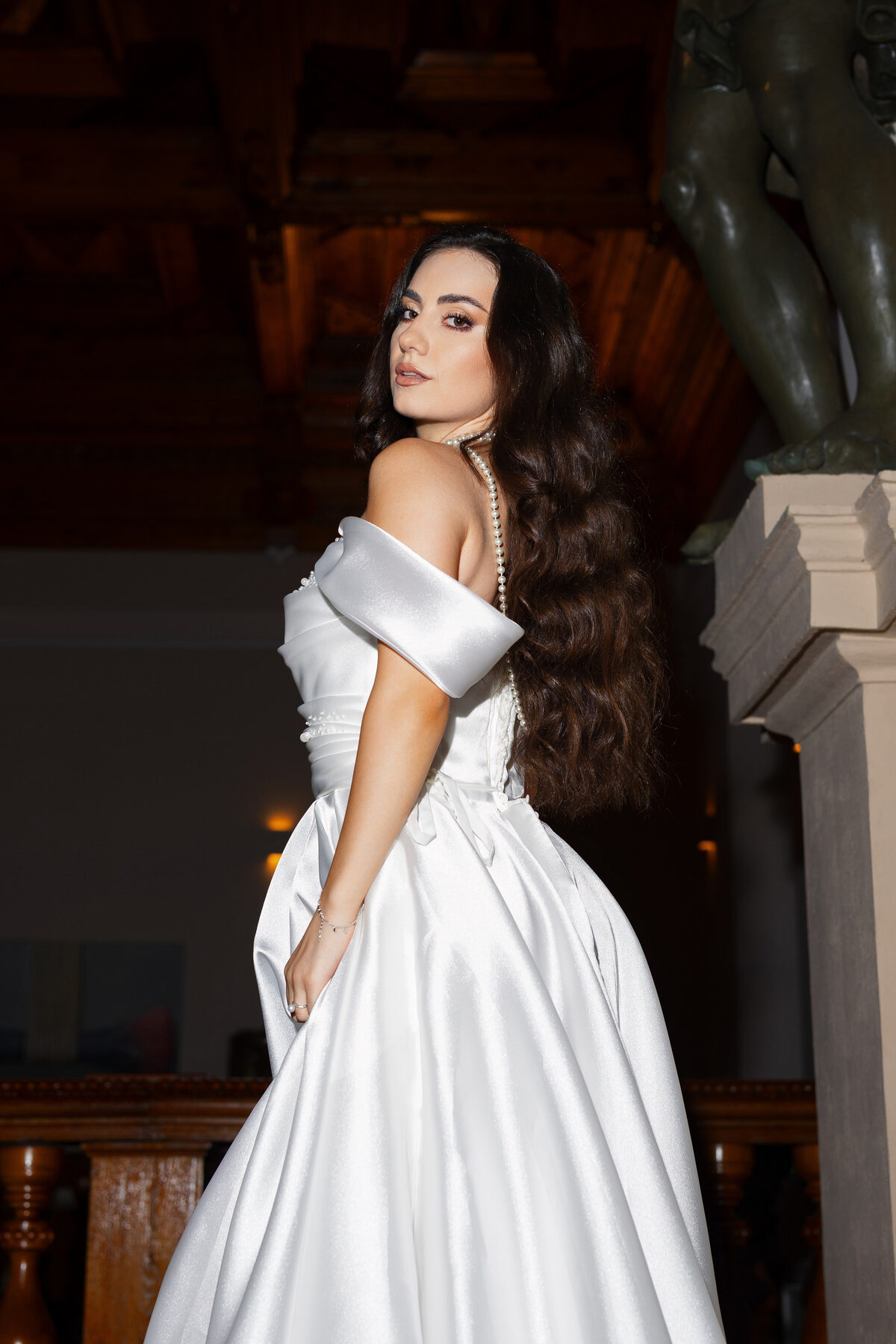 Editorial de mireasă la conac istoric, rochie de satin argintiu (4)