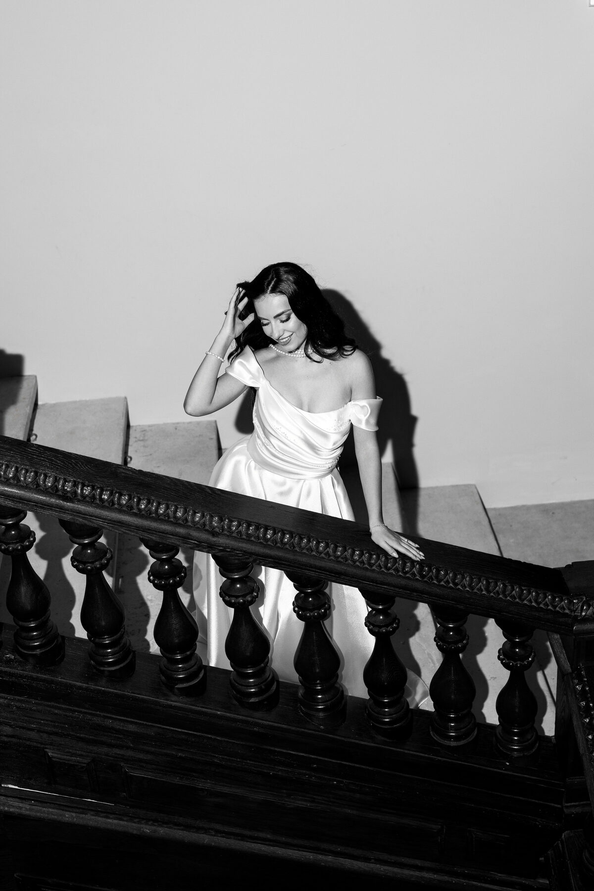 Editorial de mireasă la conac istoric, rochie de satin argintiu (5)
