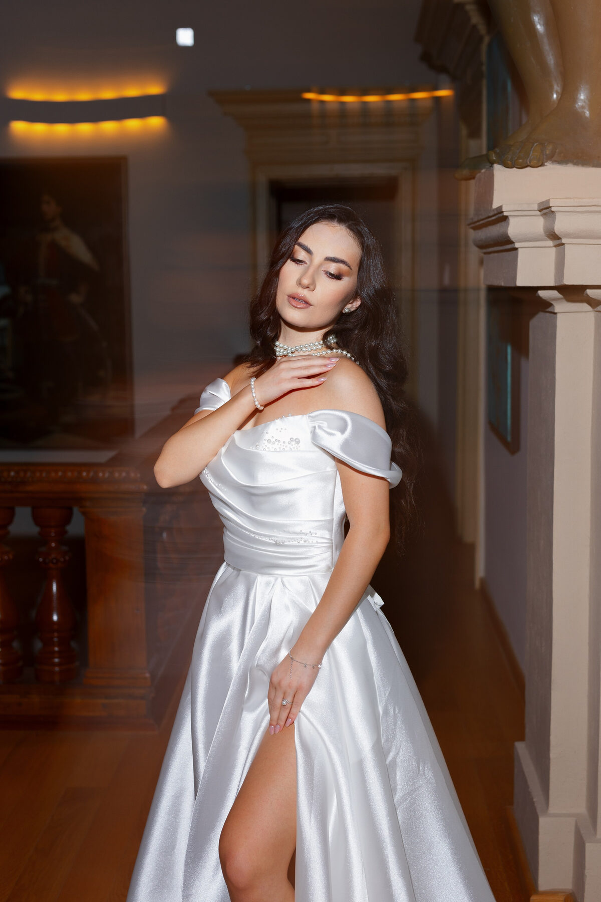 Editorial de mireasă la conac istoric, rochie de satin argintiu (7)