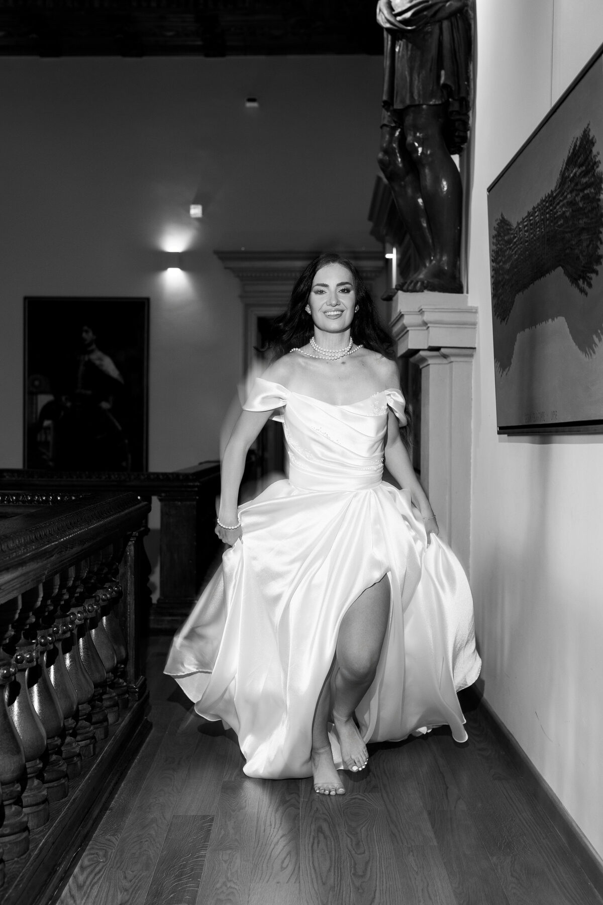 Editorial de mireasă la conac istoric, rochie de satin argintiu (8)