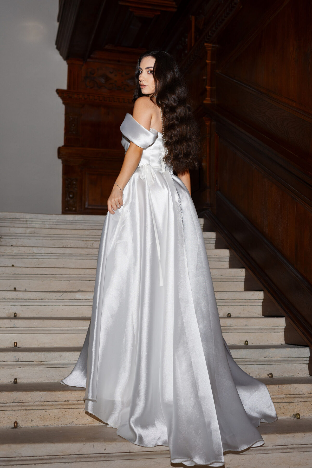 Editorial de mireasă la conac istoric, rochie de satin argintiu (11)